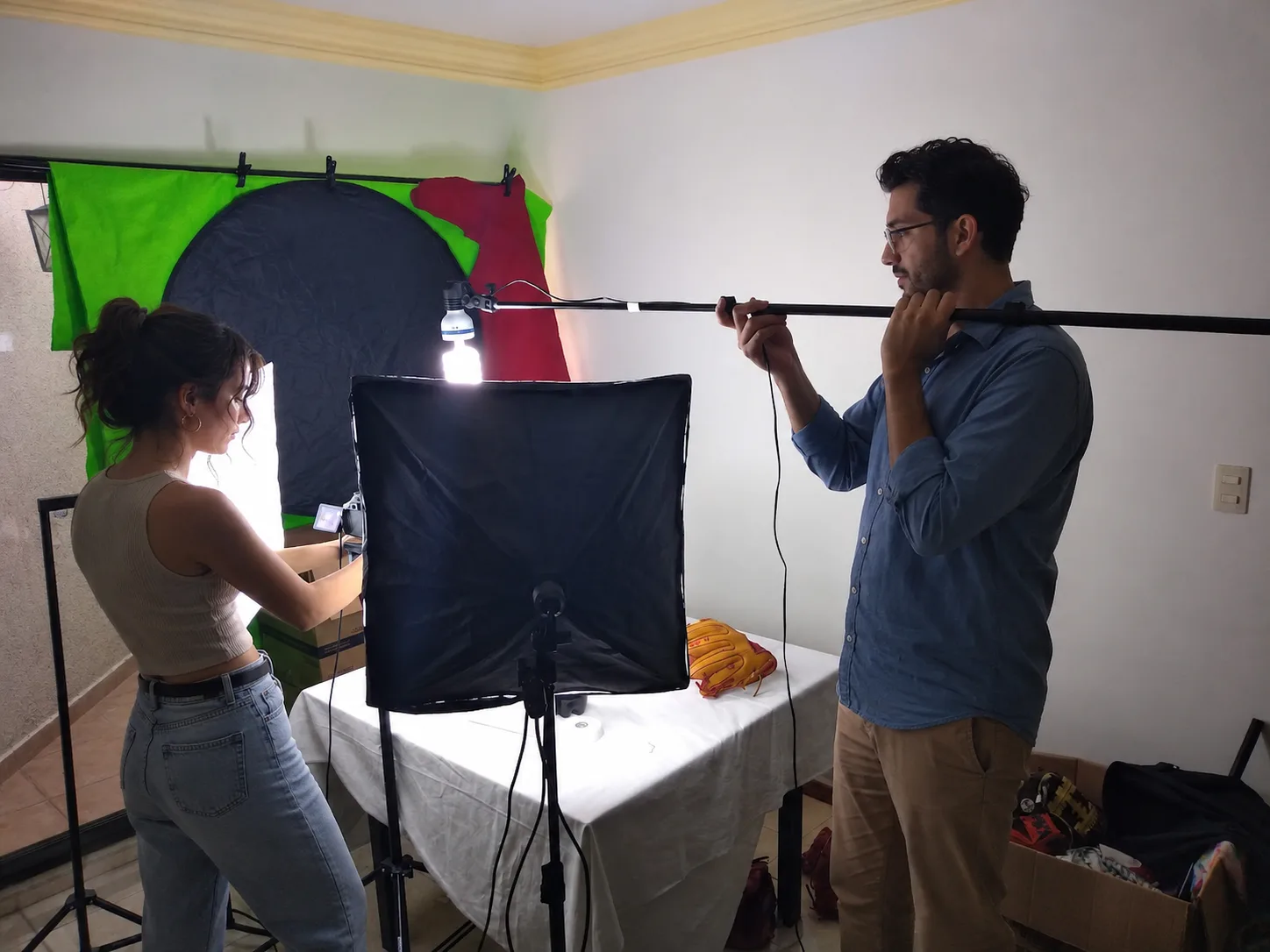 Equipo de Orbis en producción de producto